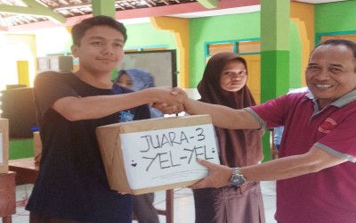 Penyerahan hadiah lomba